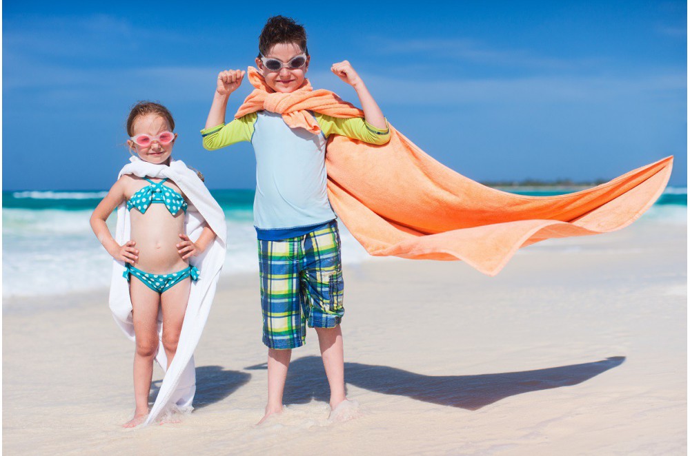Plażowanie z bajkowymi bohaterami - przegląd strojów kąpielowych dla dzieci